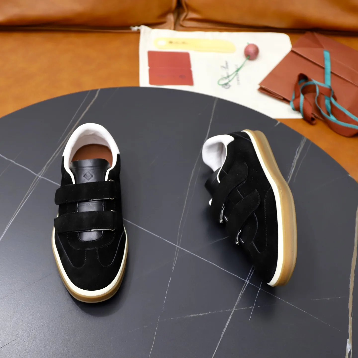 Ex-factory price: 560💰Loro Riana men’s moral training sneakers! Made from high-quality materials and designed in a low-cut silhouette, it offers an elegant and stylish look that's suitable for year-round wear. The unique double-layer sole aesthetic design, caramel cup-shaped outsole is decorated with off-white rubber trim, creating an attractive color combination. Pair with tailored pieces or jeans for a sophisticated yet casual look. The heel is decorated with soft cow leather tongue with Kummel color inserts and cotton laces with embossed LP logo. Upper: cow split suede stitching knitted fabric. Lining: original thickened soft sheepskin. Size: 38-39-40-41-42-43-44 (customized in 45.46)